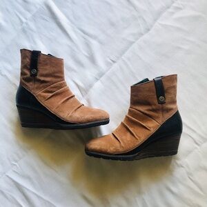 The north face Tan and Black Women's Wedge Ankle Boots